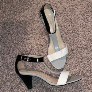 PATENT LEATHER SANDALS